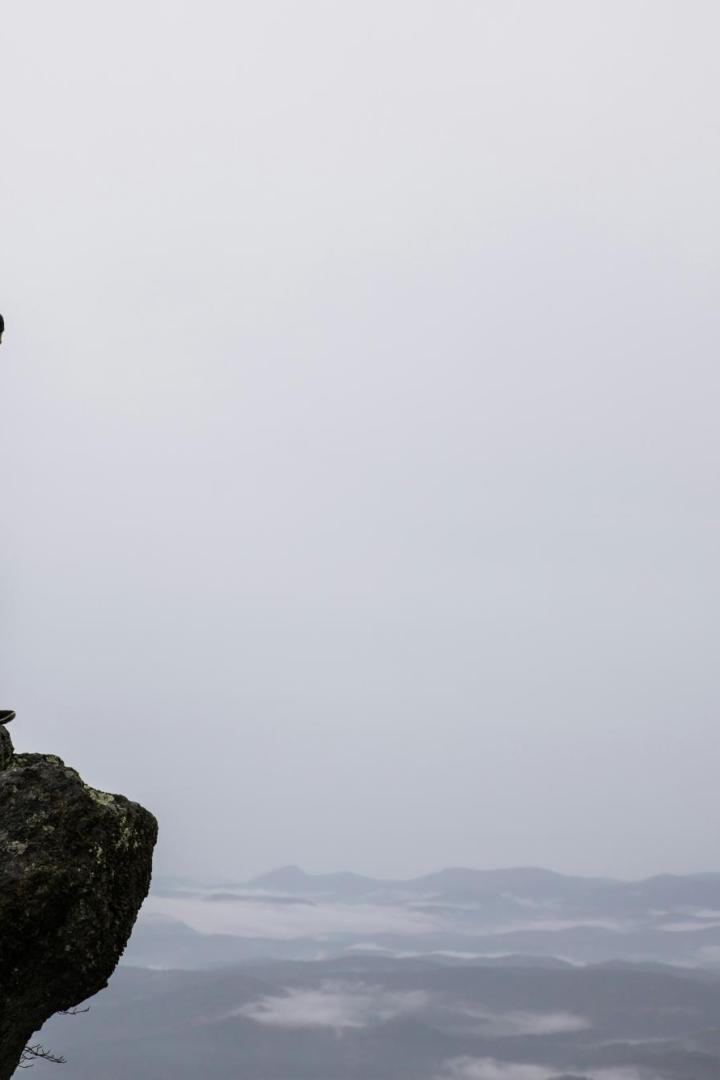 Wanderer steht auf Felsbrocken