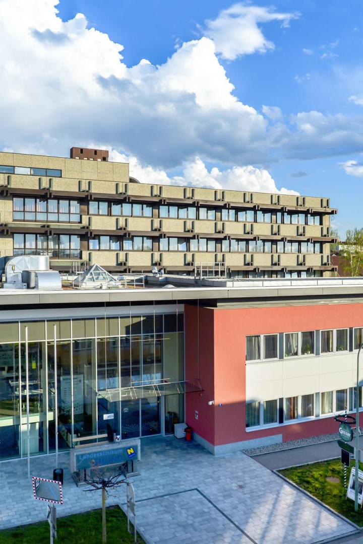 Außenansicht Landesklinikum Gmünd.