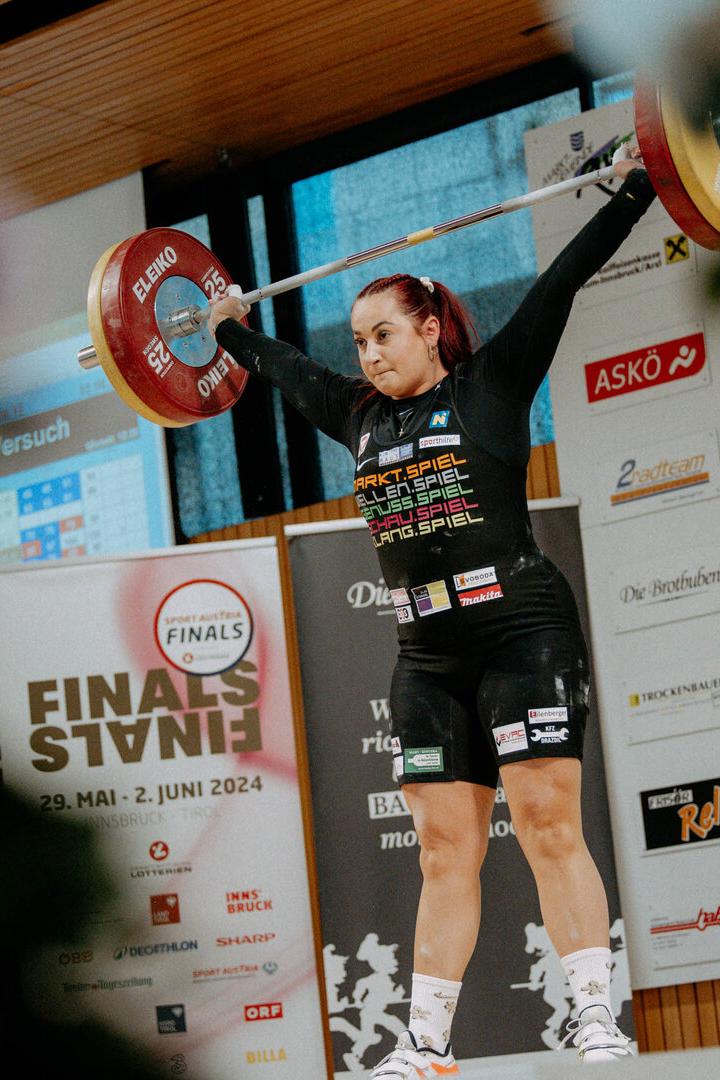 Sarah Fischer beim Gewichtheben.
