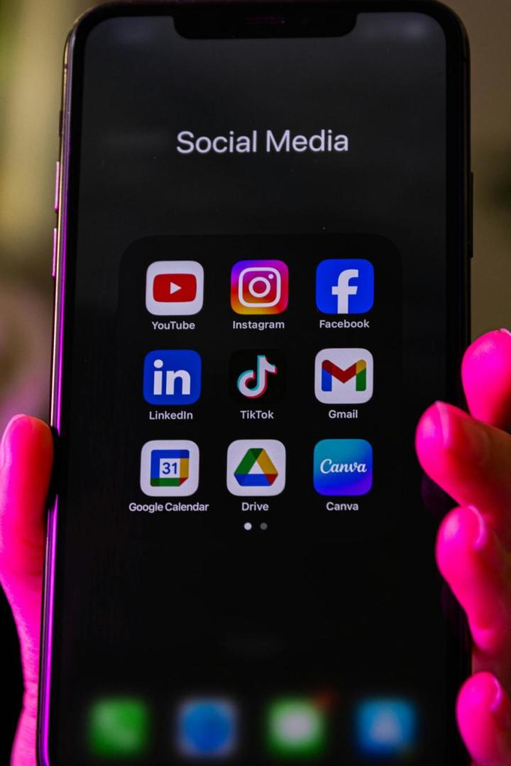 Icons von verschiedenen Social-Media-Apps wie Instagram und Facebook auf einem Handybildschirm