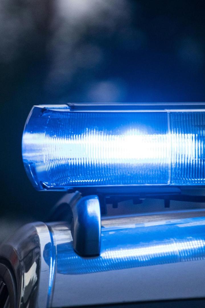 Das Blaulicht eines Einsatzfahrzeugs leuchtet hell.