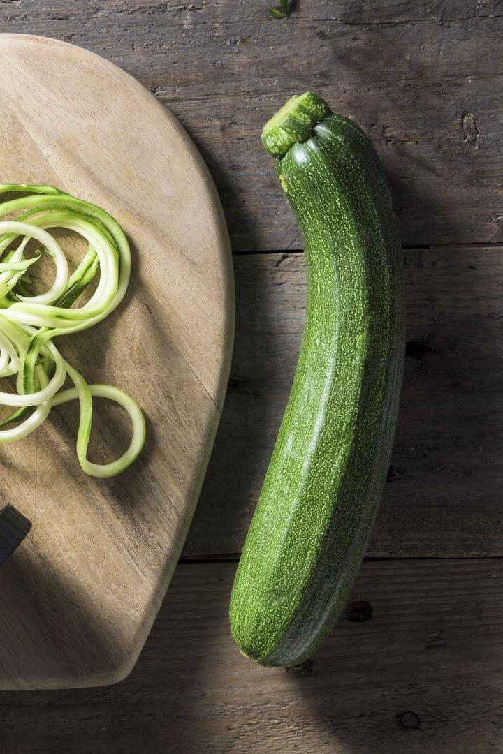 Aus Zucchini kann man mithilfe eines Spiralschneiders Zoodles-Pasta machen: Nudelförmige Zucchini.