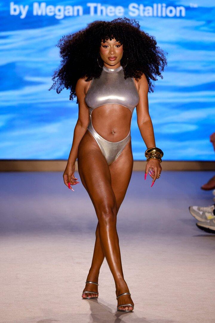 Rapperin Megan Thee Stalltion auf dem Catwalk bei der Miami Swim Week