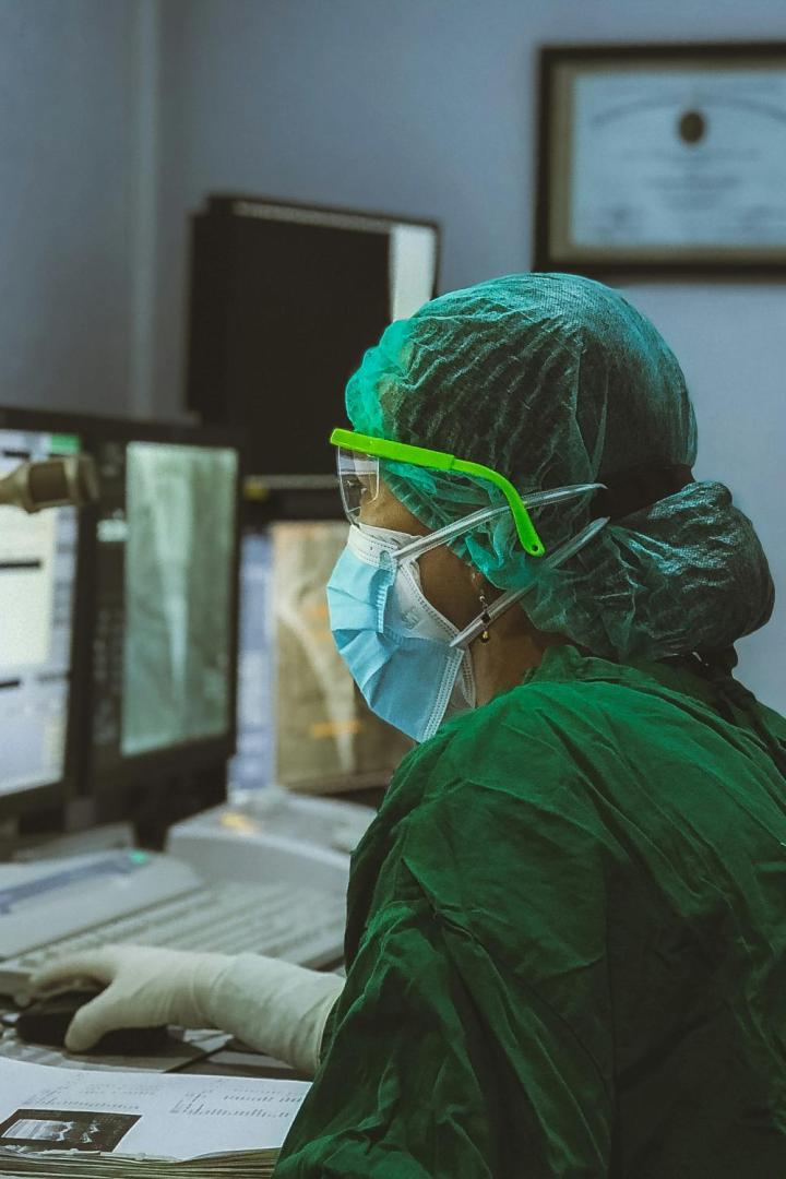 Krankenschwester blickt auf Bildschirme
