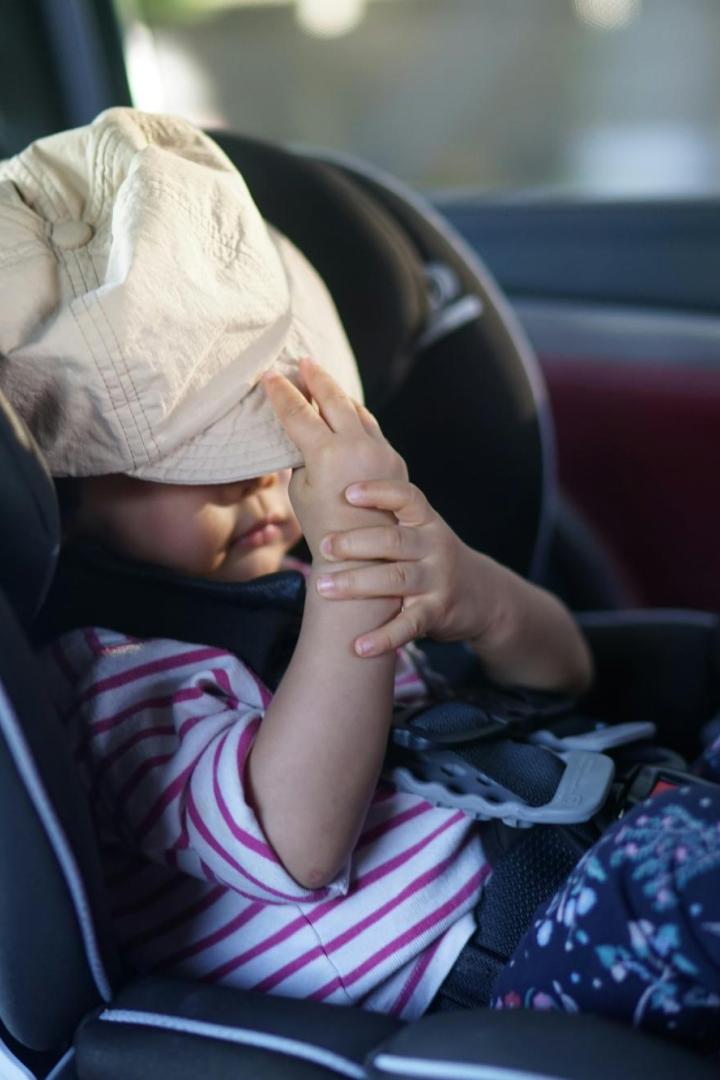Kleinkind im Kindersitz