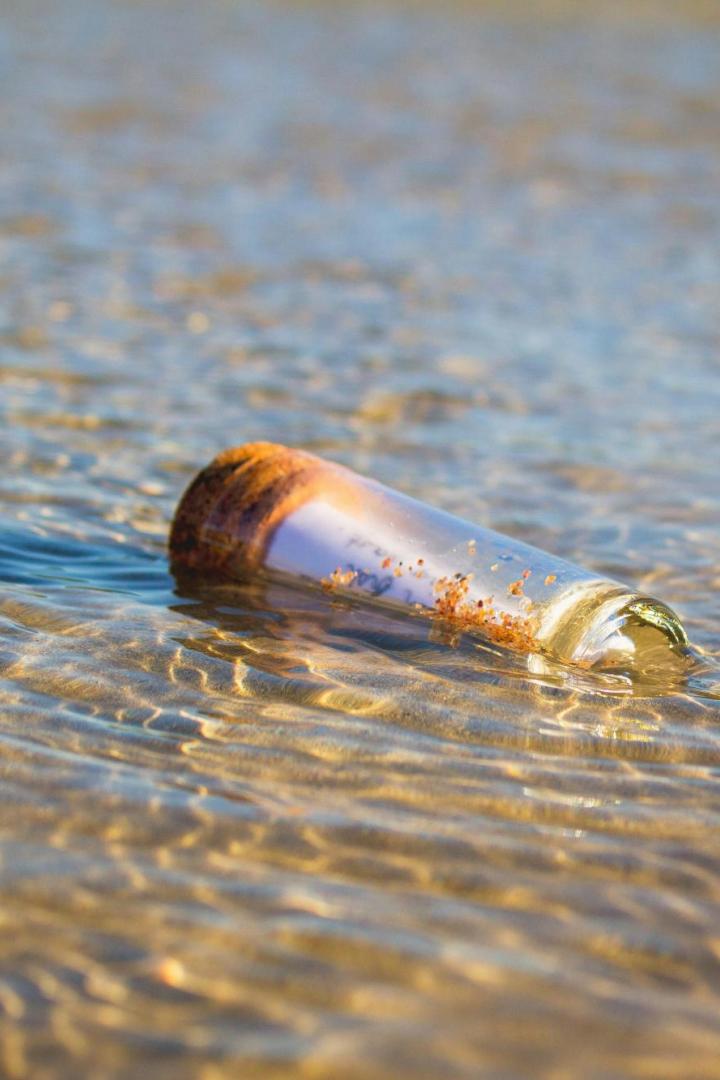 Flaschenpost im Wasser