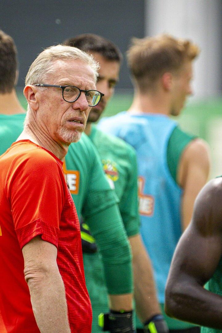 Rapid-Trainer Peter Stöger bei der Arbeit