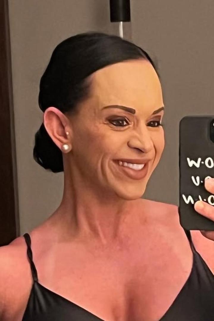 Die 41-jährige Fitness-Influencerin Christina Bitner posiert für ein Selfie