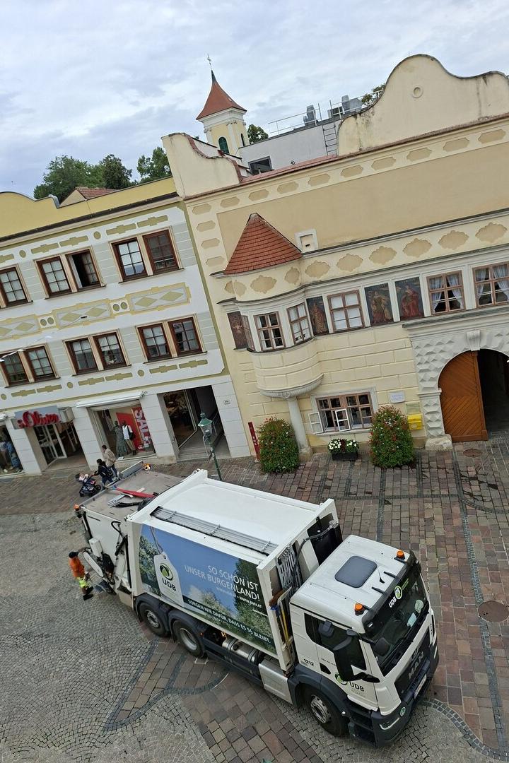 Ein Müllwagen der UDB steht vor dem Rathaus in Eisenstadt.