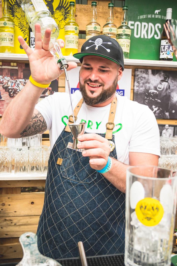 Bar beim Liquid Market Festival, 3 Barkeeper bereiten Drinks vor