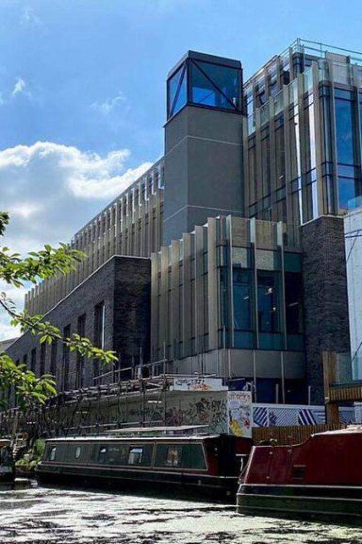 Kanal mit Hausbooten vor dem Gramophone Works Studio in London.