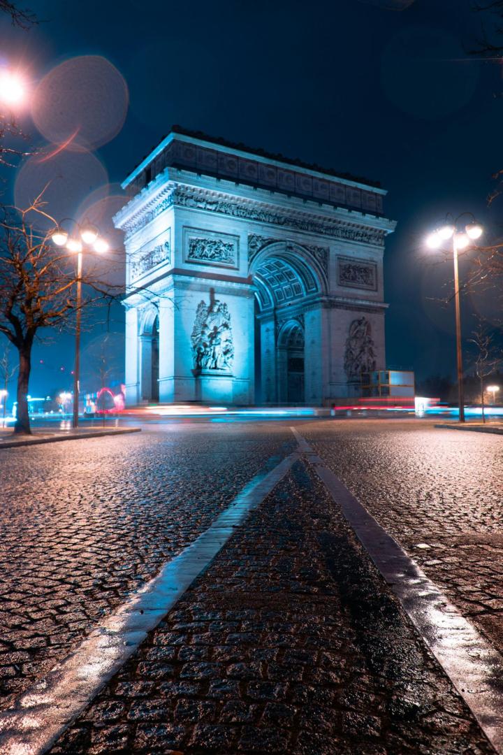 Ein Mann zündete seine Zigarette bei der ewigen Flamme an in Paris an.