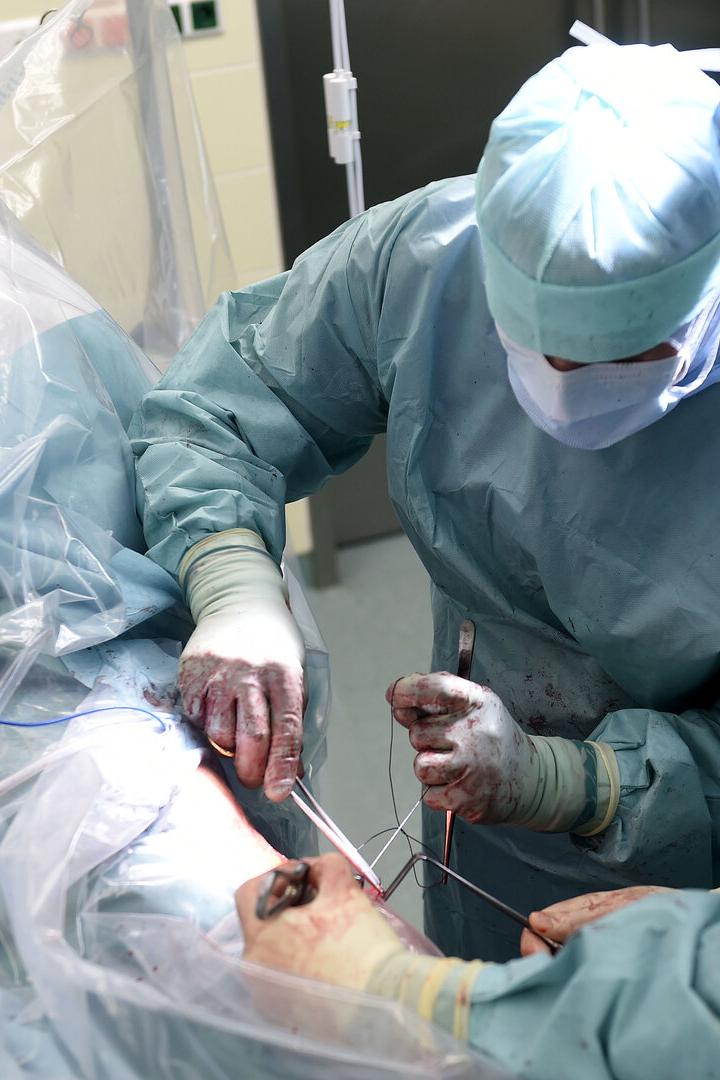 Ärzte führen eine Operation im Operationssaal durch.