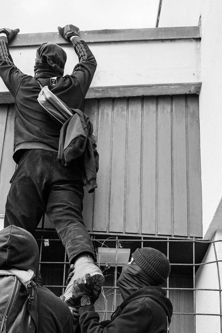 Einbrecher klettern über Hausmauer