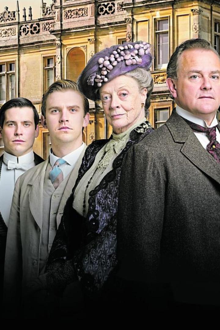 Der Cast der Serie Downton Abbey vor "ihrem" Herrenhaus