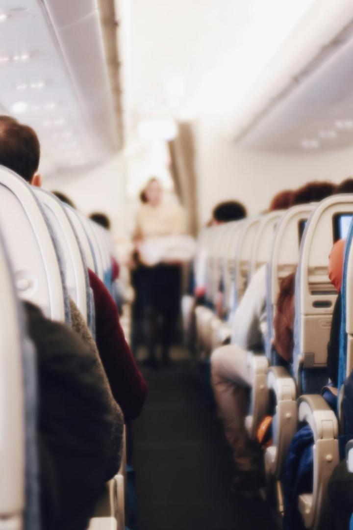 Blick durch die Sitzreihen in einem Flugzeug