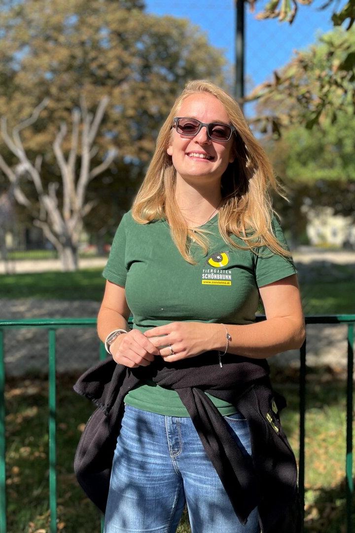 Die Zoopädagogin Sandra Braher an ihrem Arbeitsplatz im Tiergarten Schönbrunn