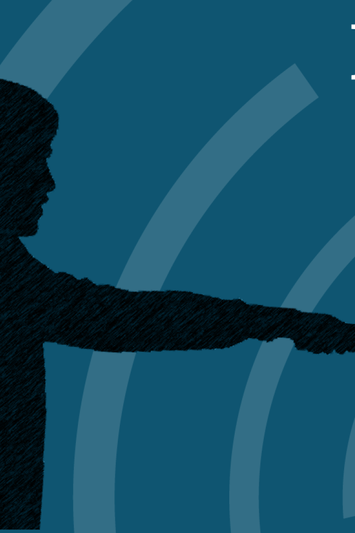 Podcast Cover von "Dunkle Spuren", schwarze Silhouette einer Person mit Taschenlampe in der Hand