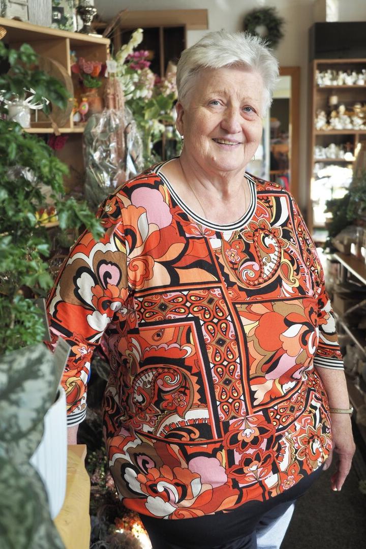 Eine Frau vor Blumen zum Verkauf