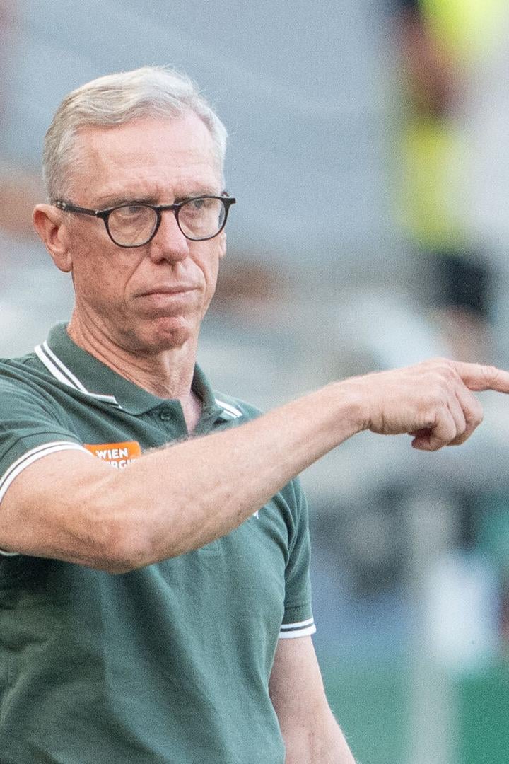 Rapid-Trainer Peter Stöger gibt Anweisungen