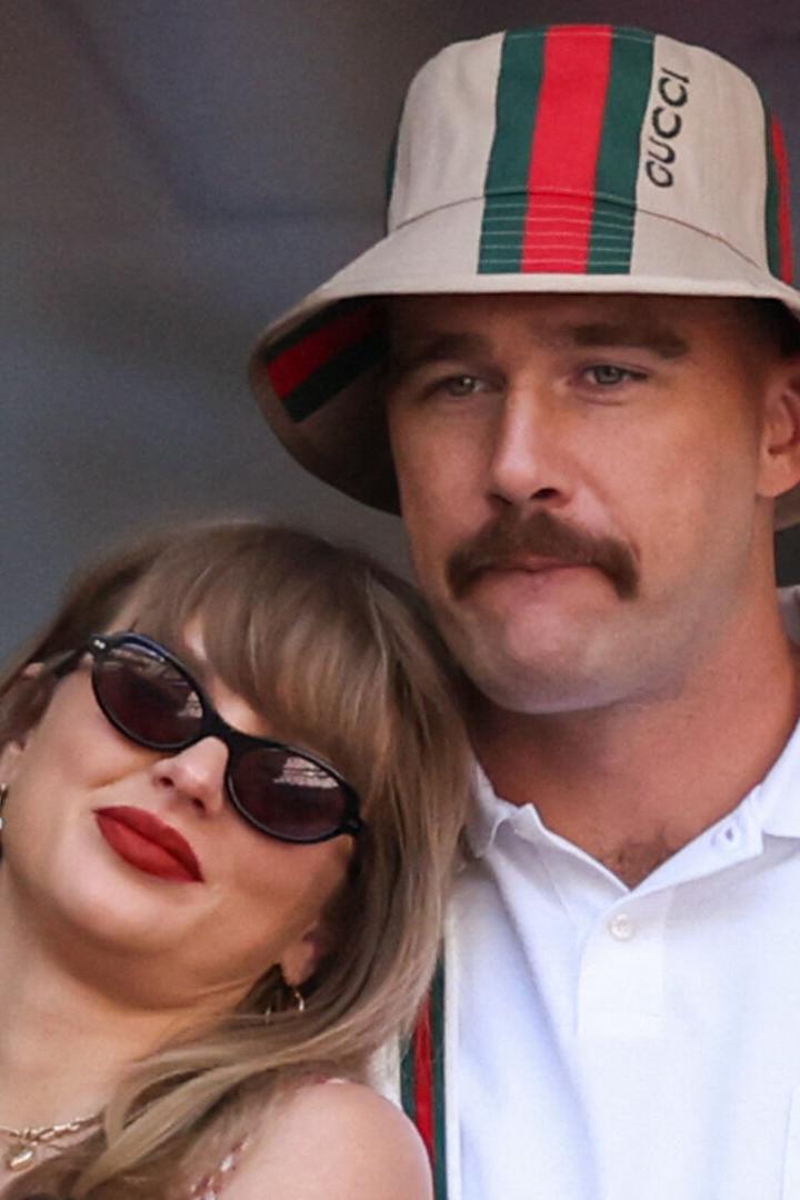 Taylor Swift lehnt sich an die Schulter von Travis Kelce.