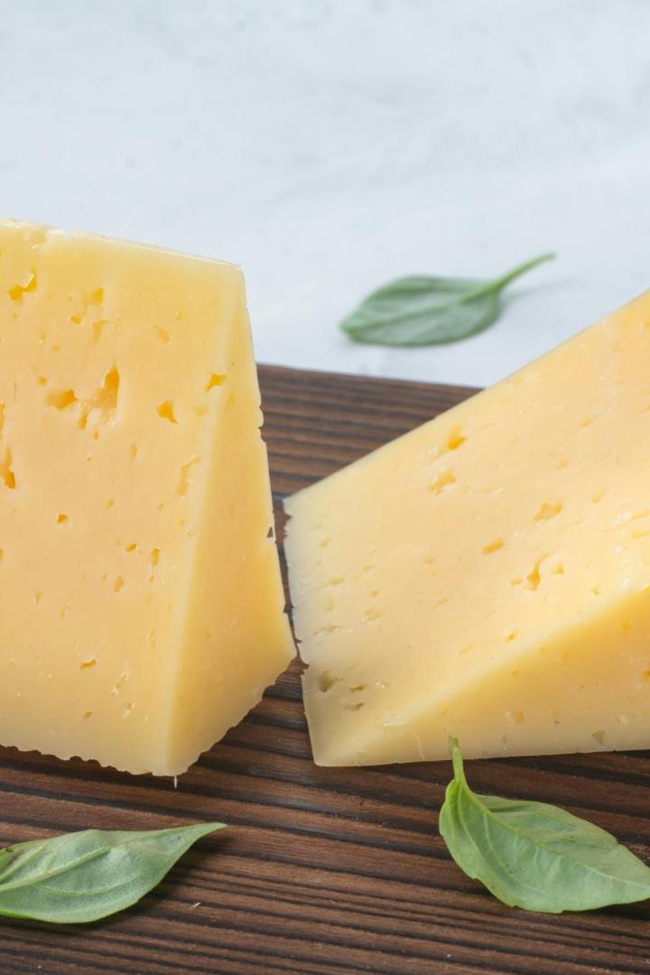 Zwei Stück Käse auf einem Holzbrett