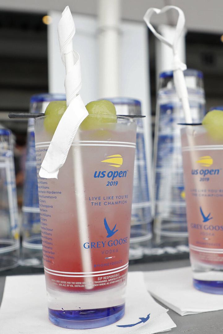 Zwei Gläser mit Cocktail bei den US Open. 