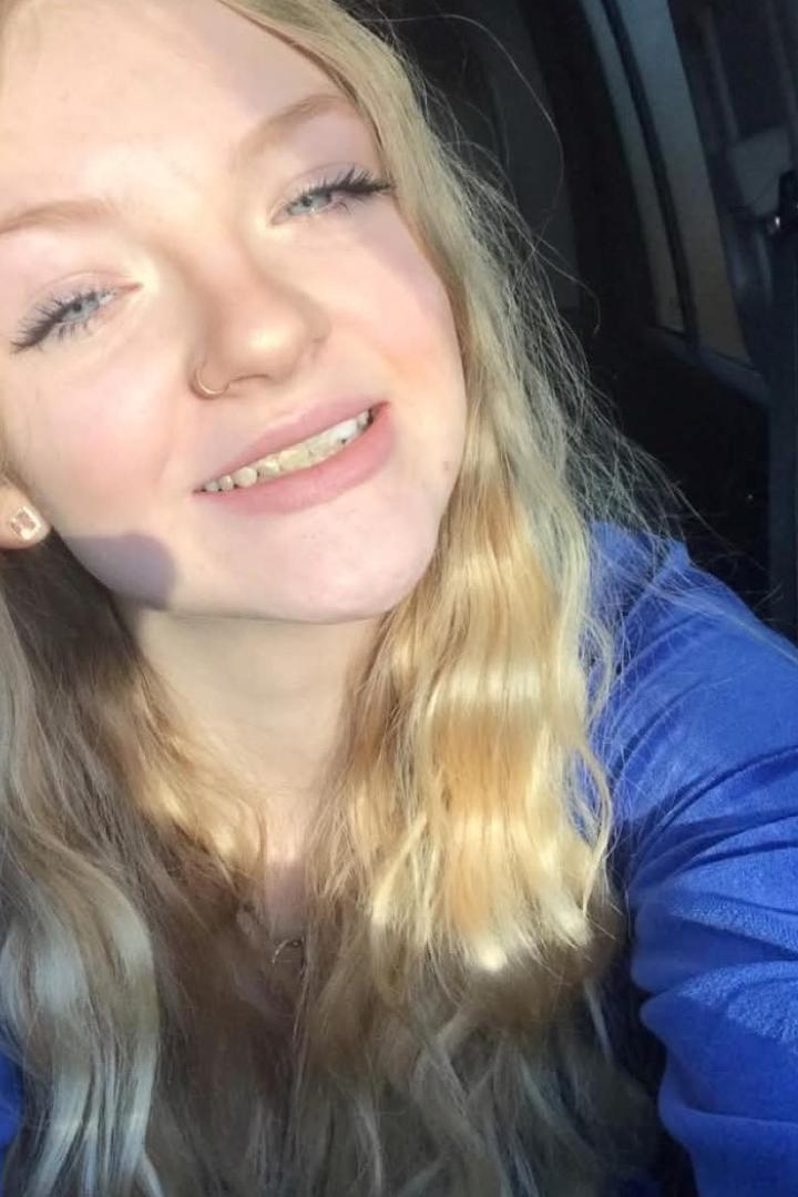 Blonde 17-jährige Frau lächelt für ein Selfie