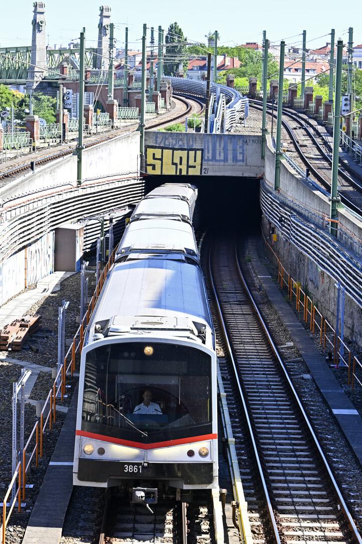 Ein Zug der U-Bahn-Linie U4 in Wien.