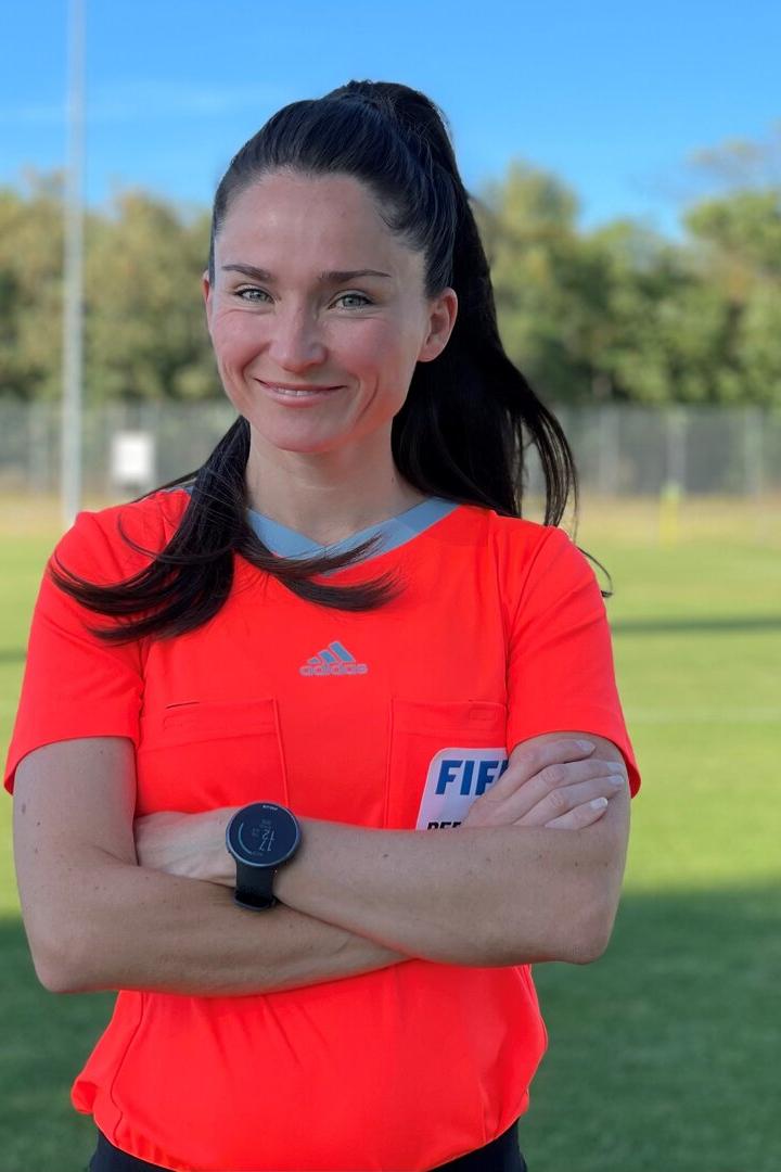 Die Schiedsrichterin Sara Telek im orangenen FIFA-Trikot