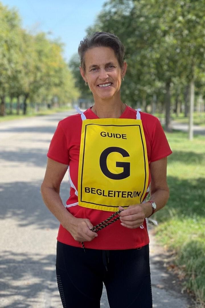 Die Doris Pühringer in Laufdress und gelbem Überziehleibchen im Prater.