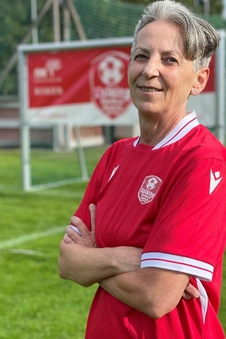 Elke Hauswirth im Fußballdress auf einem Wiener Fußballplatz.