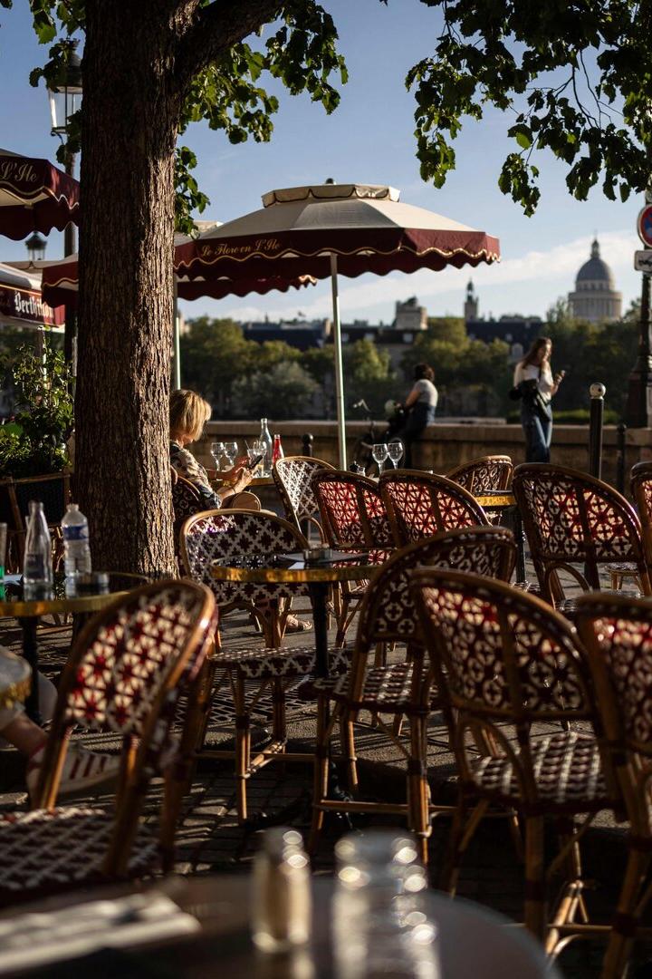 Ein Cafe in Paris im Außenbereich mit vielen Stühlen 