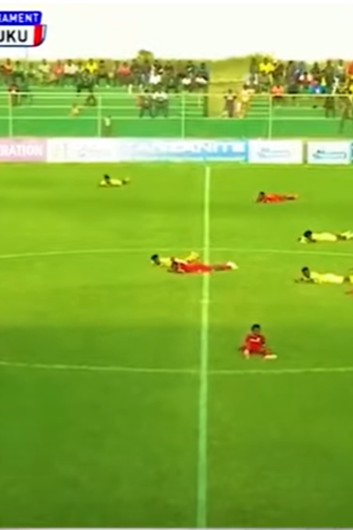 Alle Spieler liegen auf dem Rasen