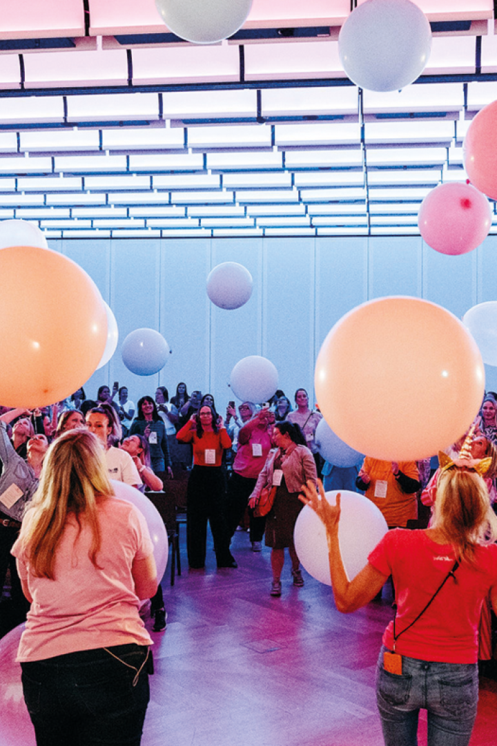 Eine Gruppe Menschen, die mit Luftballons spielt