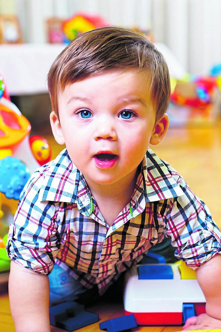 Ein Bub schaut in die Kamera.