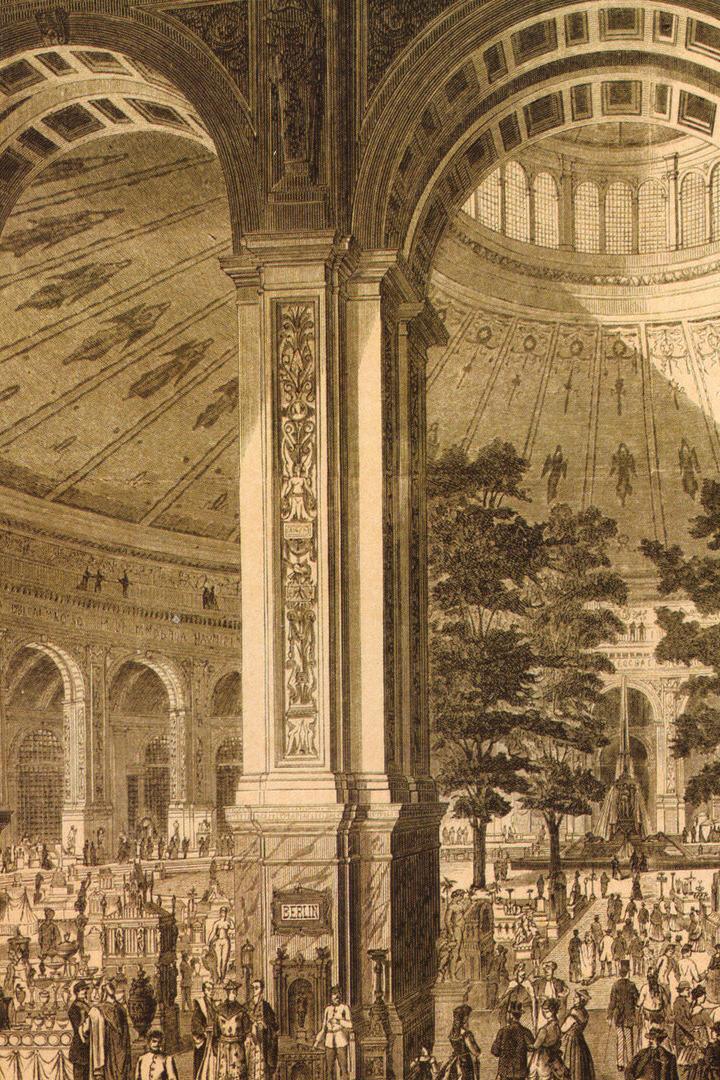 Eine historische Illustration zeigt eine belebte Ausstellungshalle in der Rotunde im Wiener Prater mit hohen Säulen und Bögen.