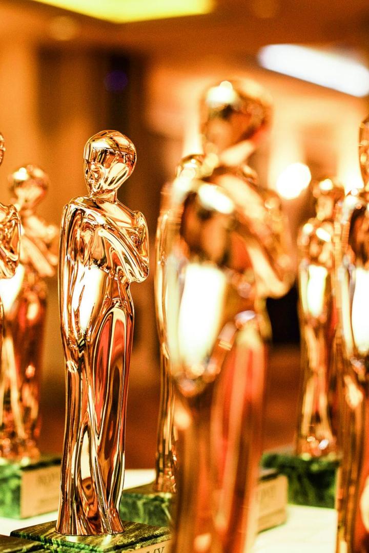KURIER ROMY: Mehrere goldene ROMY-Statuen sind aufgestellt.