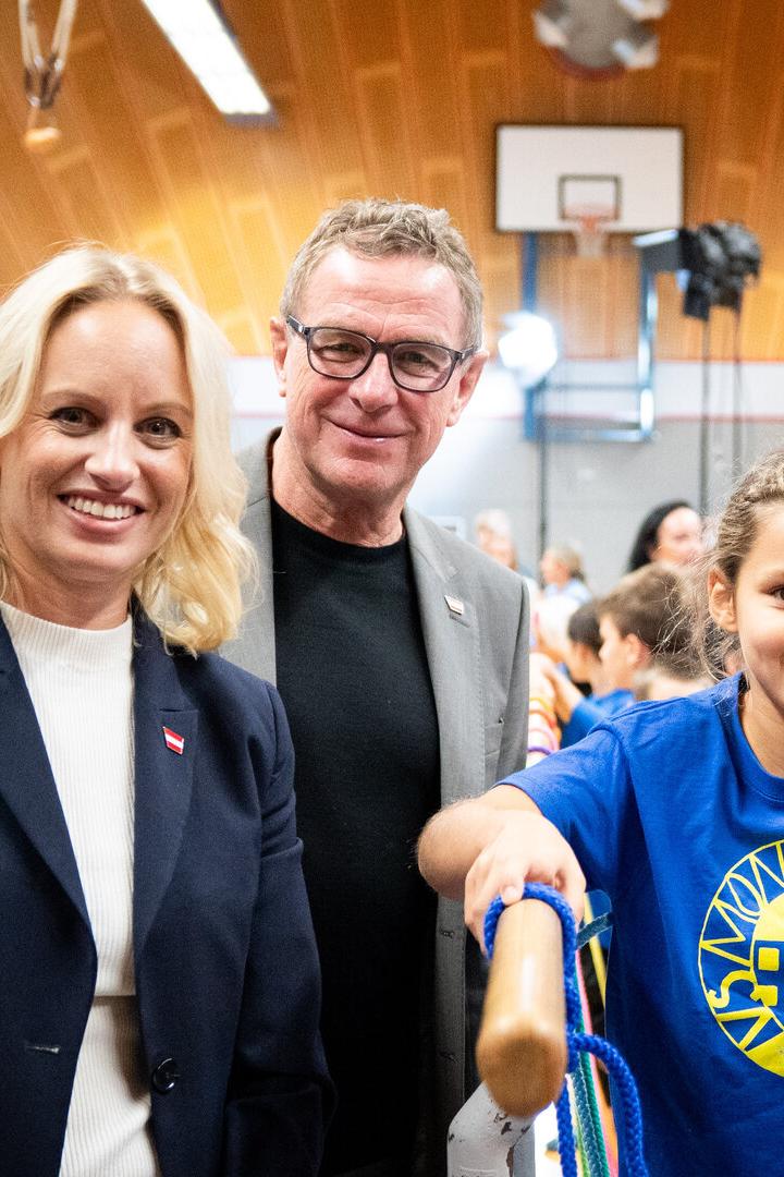 Staatssekretärin Michaela Schmidt, Teamchef Ralf Rangnick, Volksschülerin
