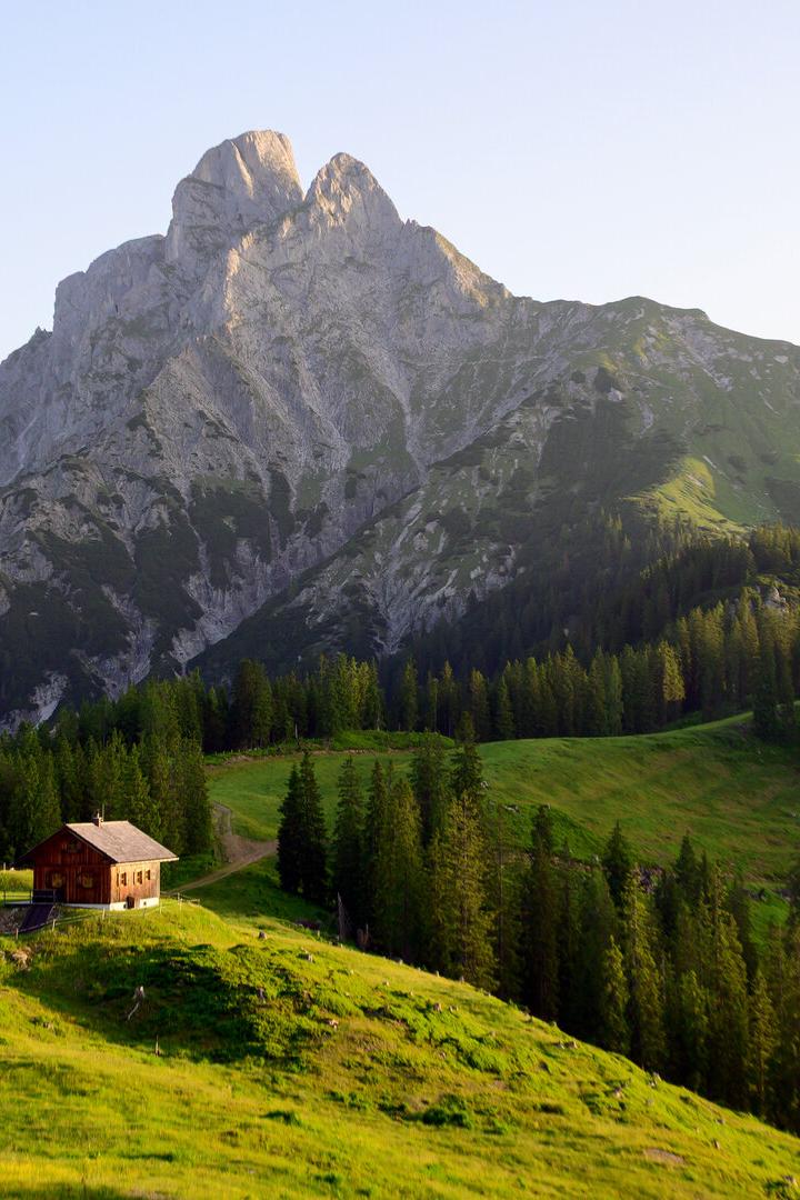 Reichenstein Gipfel Almwiese und Almhütte davor