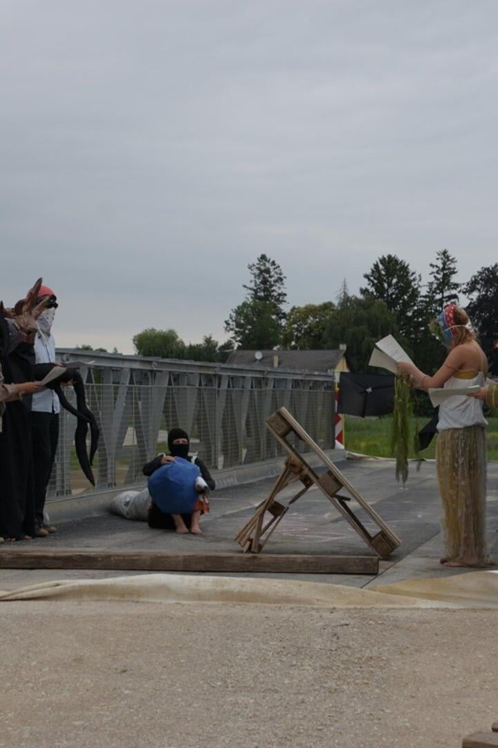 Ein Theaterstück als "kreativer Protest" auf der Baustelle der Ostumfahrung von Wiener Neustadt 