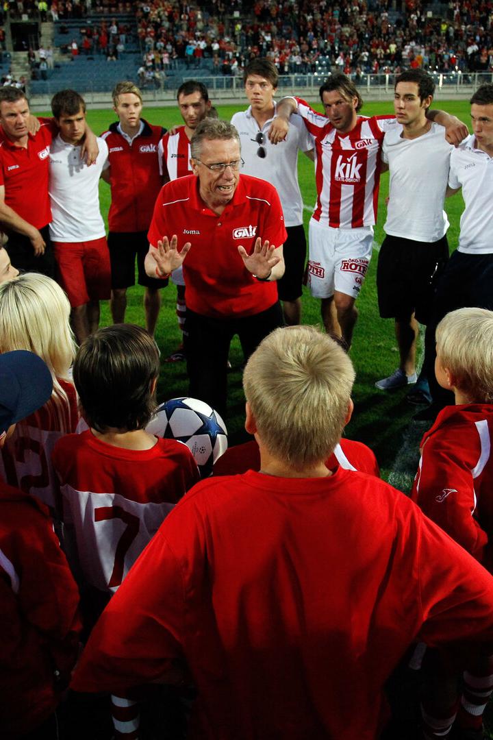 Erinnerung an 2011: Peter Stöger setzte bereits in seinem erfolgreichen Halbjahr beim GAK auf den Spielerkreis nach Abpfiff.