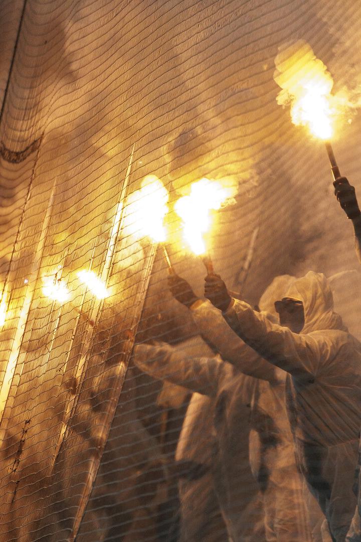 Fußball-Fans mit Pyrotechnik (Symbolbild)