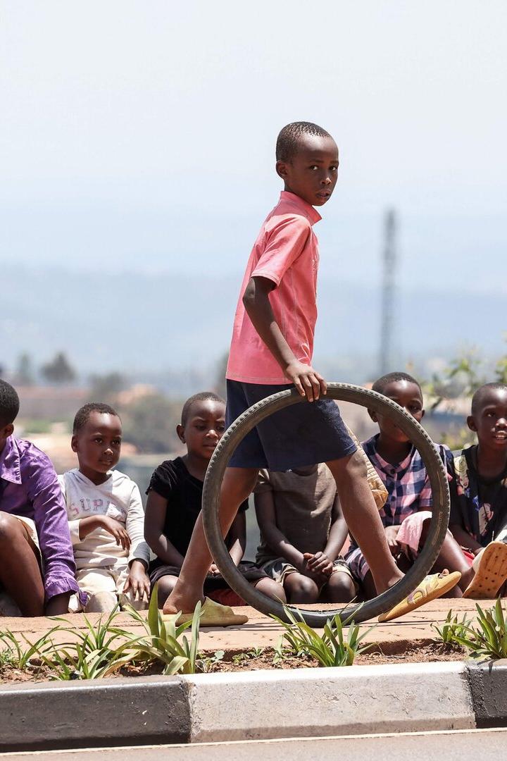 Ein Bub in Ruanda mit einem Fahrrad-Reifen.