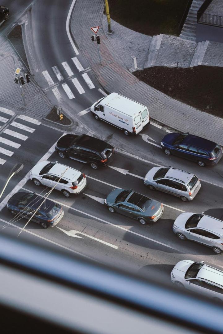Autos auf vierspurigen Straße