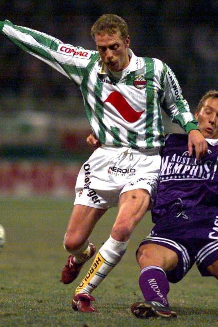 Peter Stöger spielte mit und gegen Manfred Schmid (re.)