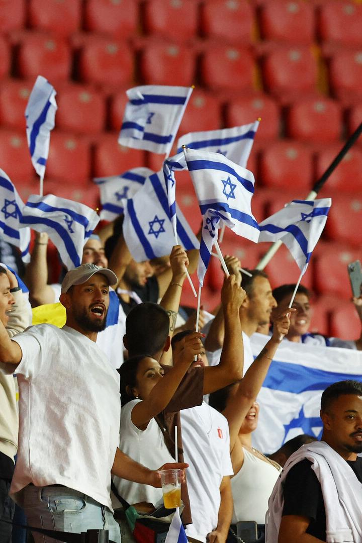 Fußballfans mit Israel-Flaggen auf einer Tribüne