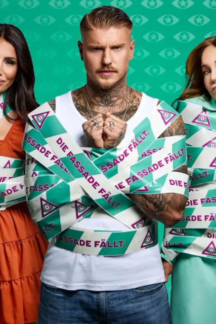 Kandidaten der 13. Staffel "Promi Big Brother" posieren vor grünem Hintergrund