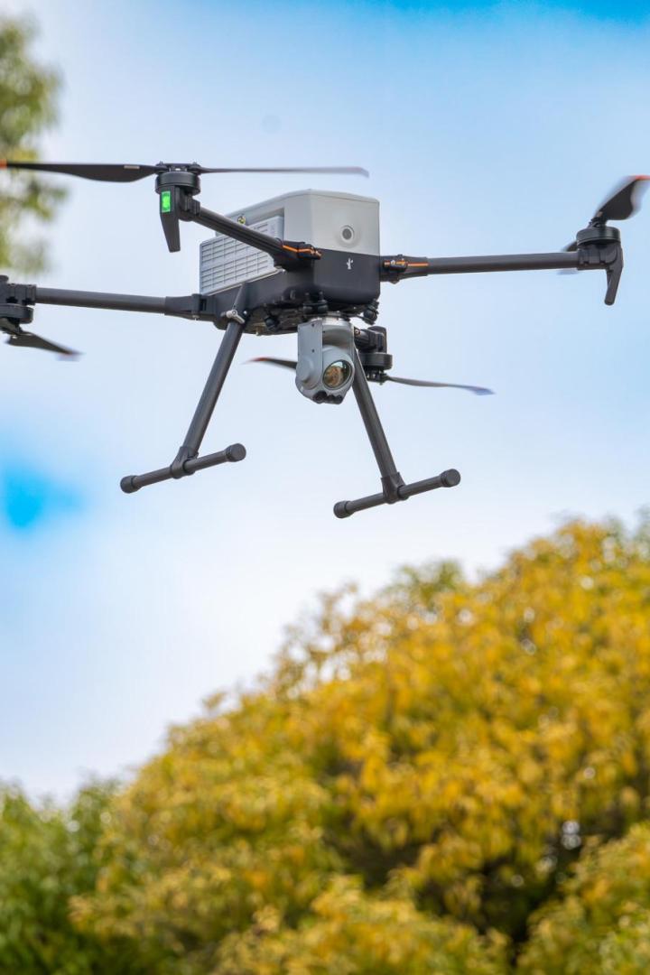 Flock Aerodrome Drohne vor blauem Himmel und Bäumen