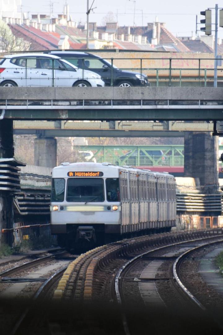 Verstörend: Train-Surfer am helllichten Tag auf U4-Waggon in Wien